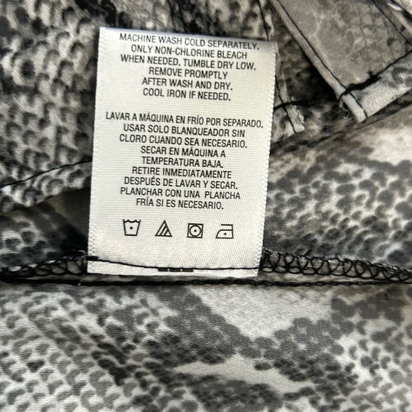 Jaclyn Smith Women’s Medium Animal Print Button Blouse Long Sleeve Altered - Picture 12 of 13